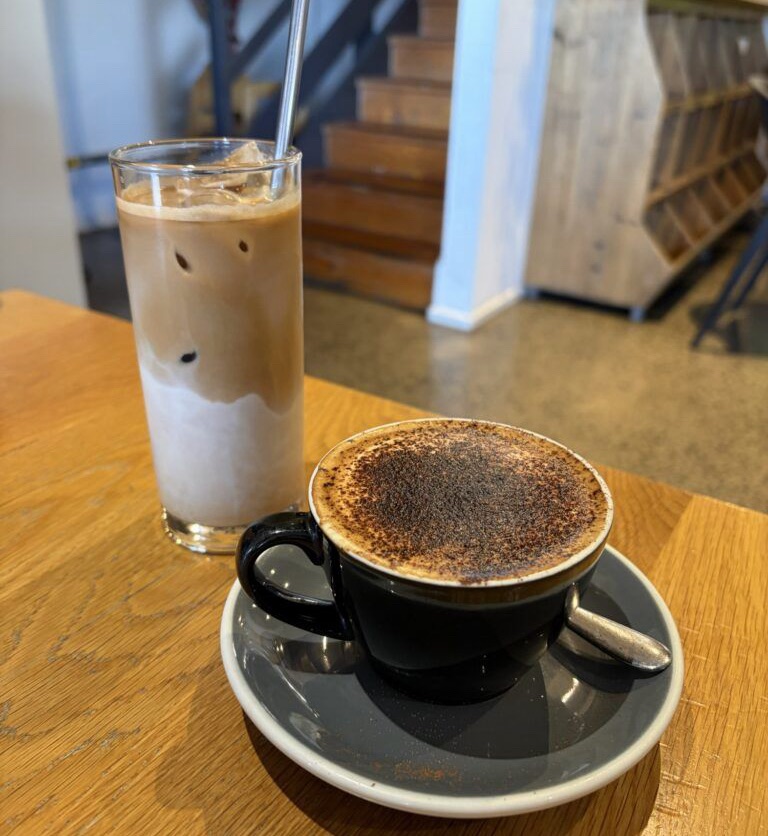 ニュージーランドスペシャリティコーヒーのカプチーノとアイスラテ
