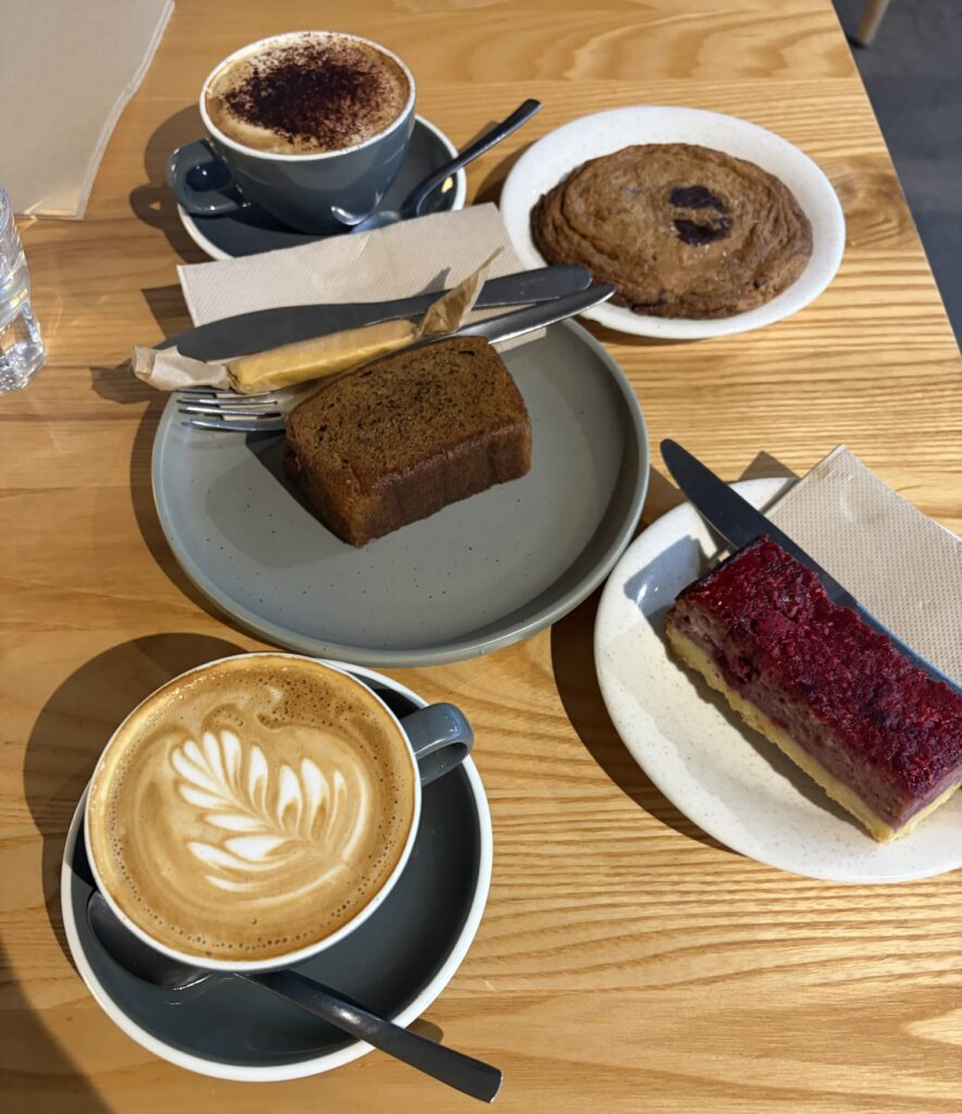 ニュージーランドカフェのスイーツとコーヒー