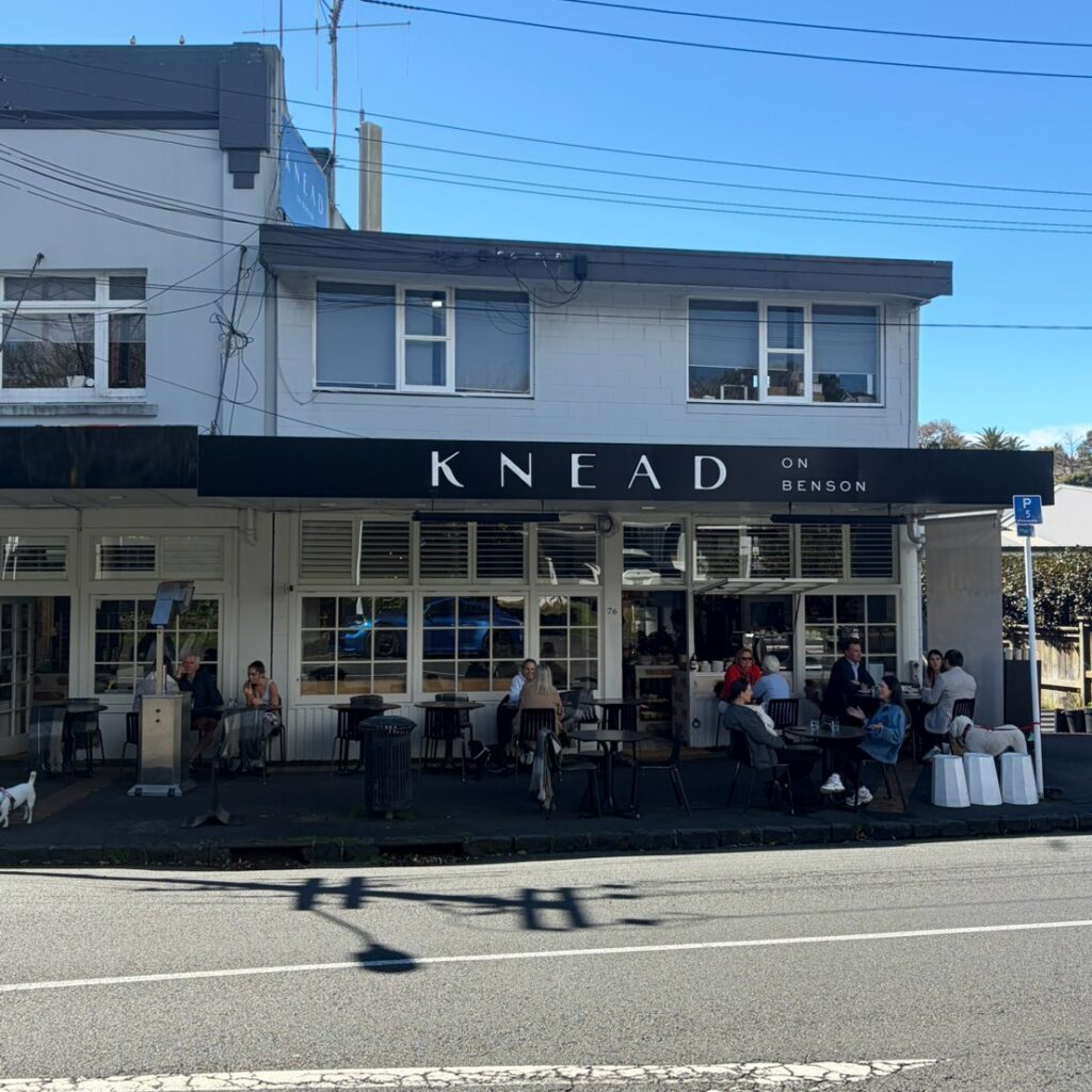Knead on Bensonの外観